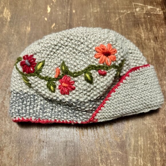 Unique Hand Knitted Grey Hat with floral embroidery design 100% wool - Picture 2 of 9